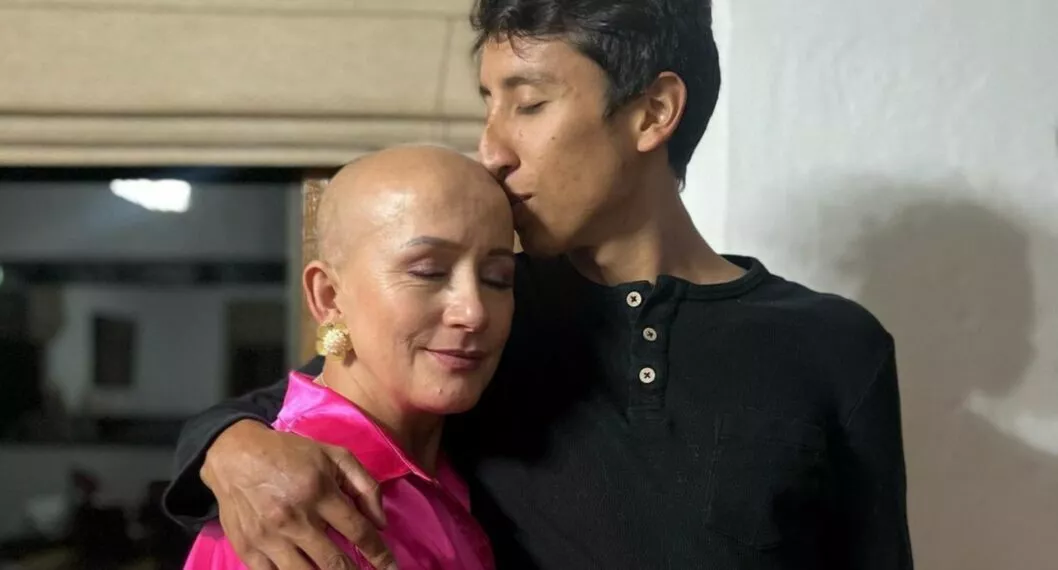 Foto de Flor Marina Gómez y Egan Bernal, en nota de mama de Egan Bernal mostró dura imagen en proceso médico contra cáncer: qué dijo