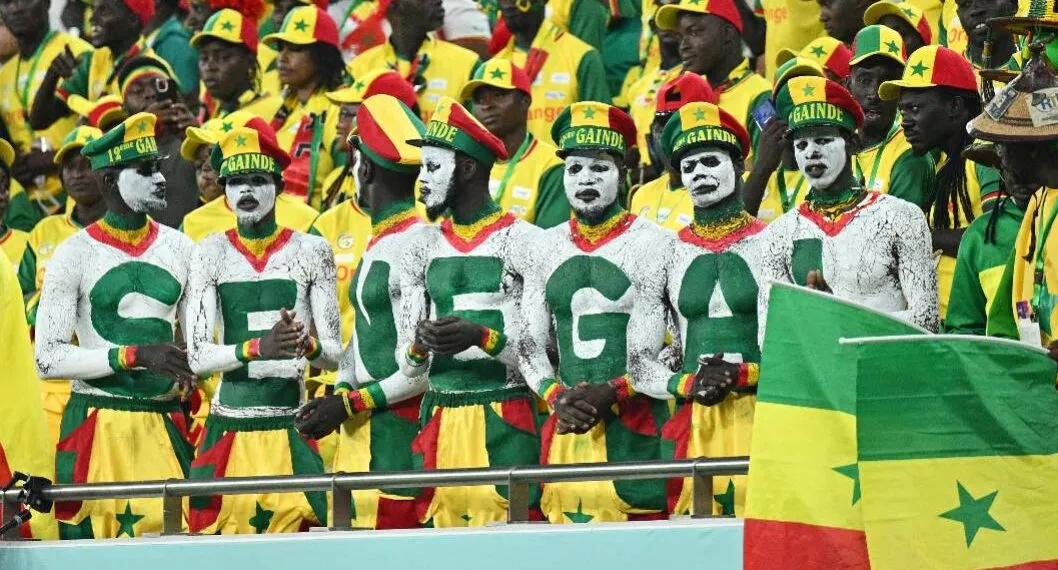 Foto de hinchas de Senegal, en nota de memes en Qatar 2022 por Senegal y Países Bajos reviven a Bob Marley y Snoop Dogg.