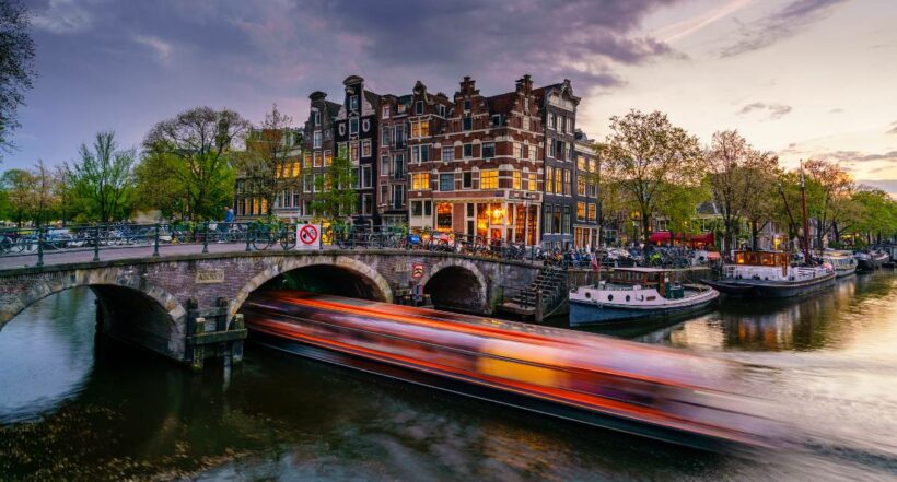 Foto de puente en Amsterdam que revela por qué se le llama Países Bajos a Holanda