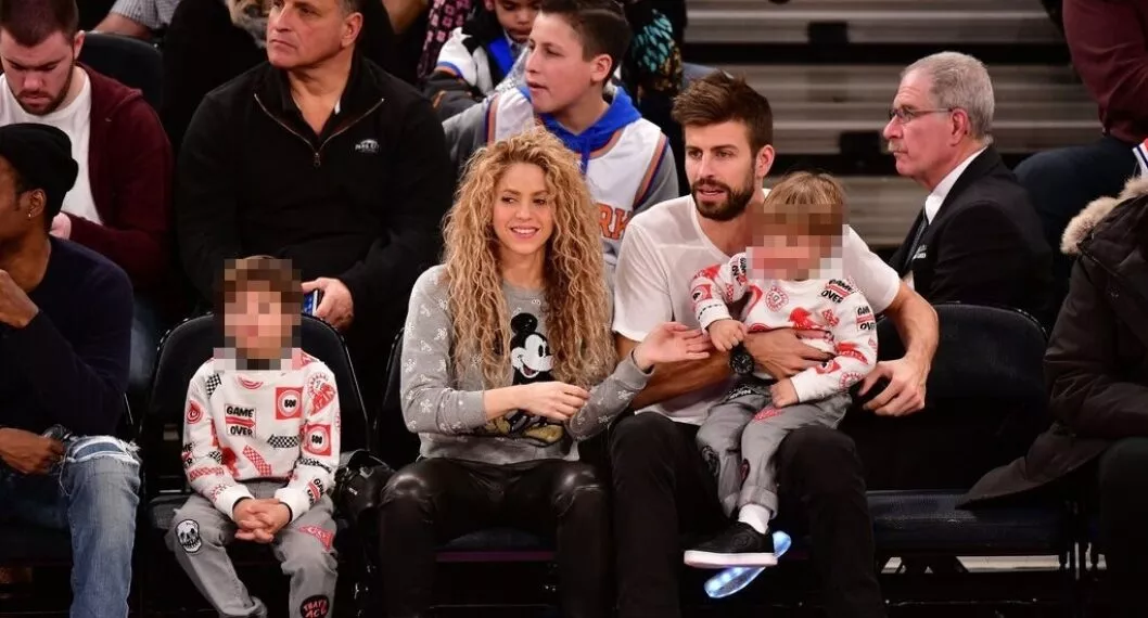 Shakira y Piqué con sus hijos, en nota sobre que Sasha saltó de brazos del papá para saludar a la mamá
