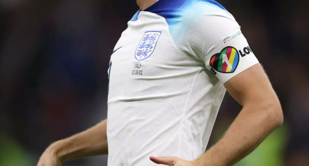 Foto del jugador de Inglaterra, Harry Kane, usando brazalete LGBTI prohibido por Fifa en Qatar 2022