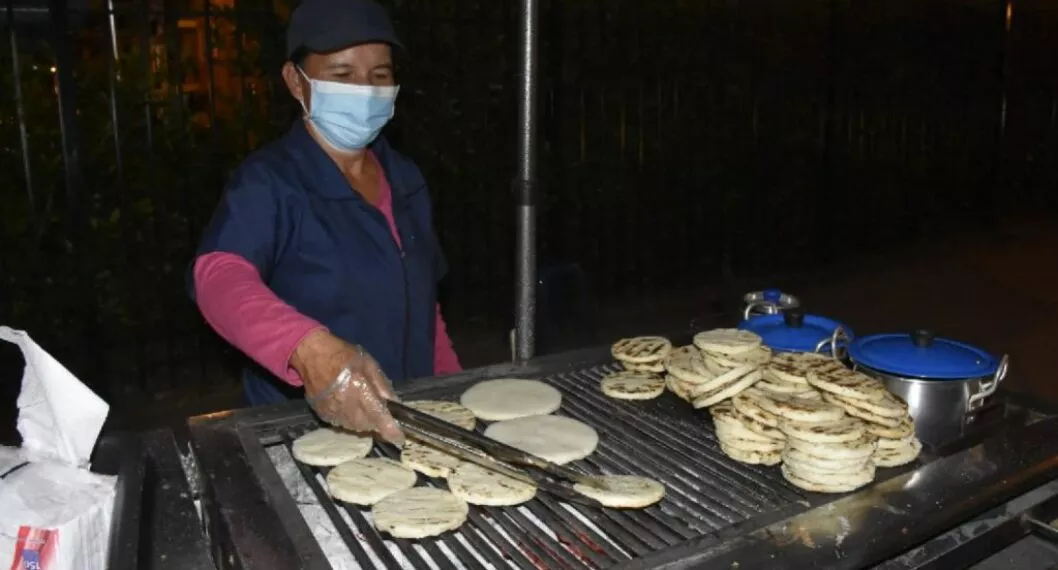 Miles de mujeres cabeza de hogar, obtienen sus ingresos de la venta de arepas en los barrios de Ibagué.