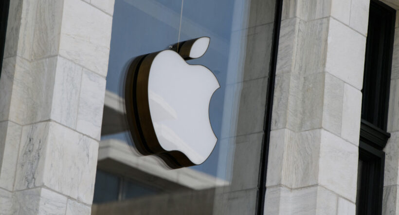 Un muerto y 16 heridos dejó accidente de carro contra una tienda de Apple en Boston, Estados Unidos.