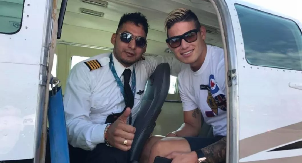 El piloto del avión siniestrado en Medellín, Julián Aladino, con James Rodríguez.