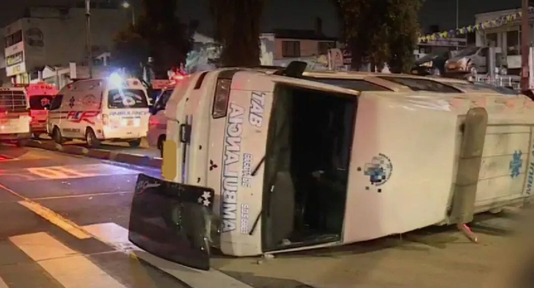 En Bogotá ambulancia se volcó tras estrellarse contra una camioneta