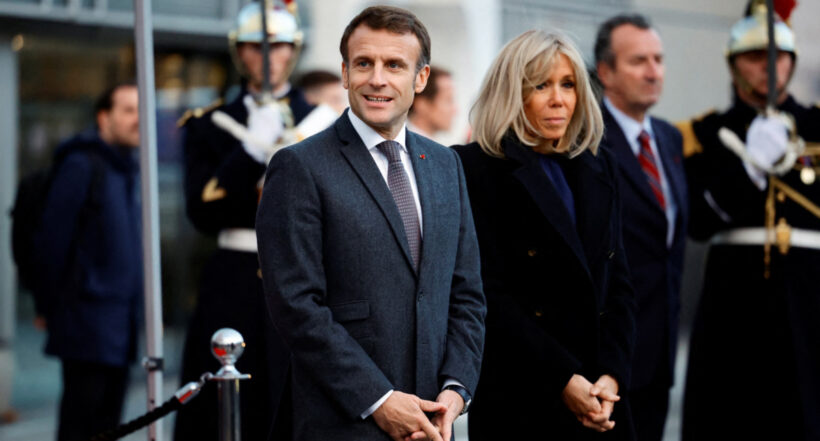 Emmanuel Macron recibió cachetada de mujer en calles de París, Francia.