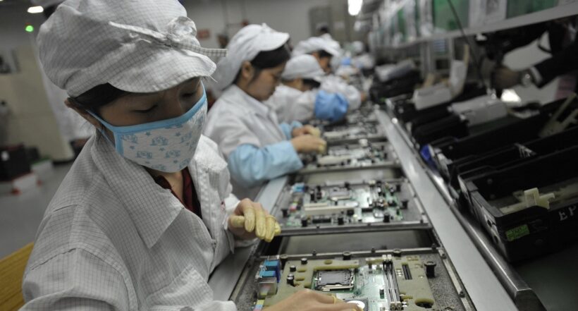 Estalla protesta en planta de iPhone más grande de China, por coronavirus