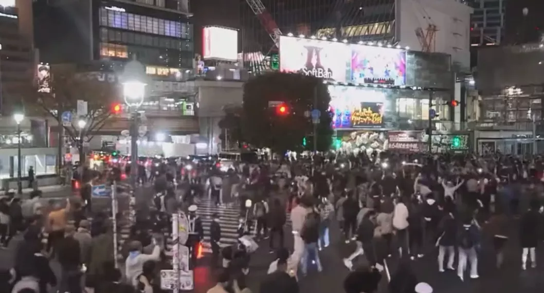 Foto de la celebración de hinchas japoneses en calles de Japón por triunfo ante Alemania.