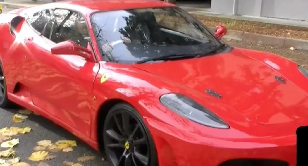 Foto de auto Ferrari falsificado por un joven en Italia