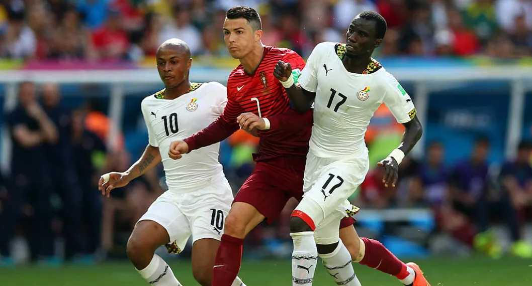 Cristiano Ronaldo lucha un balón para Portugal con rivales de Ghana en el Mundial Brasil 2014.