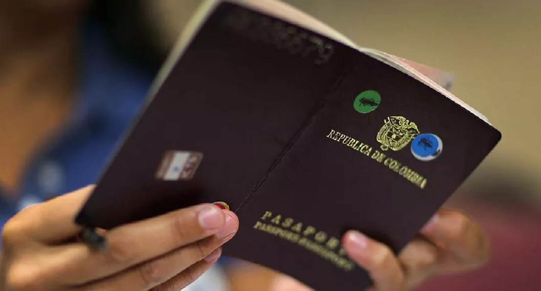 Foto de pasaporte colombiano a propósito de la visa americana de trabajo para colombianos y latinos