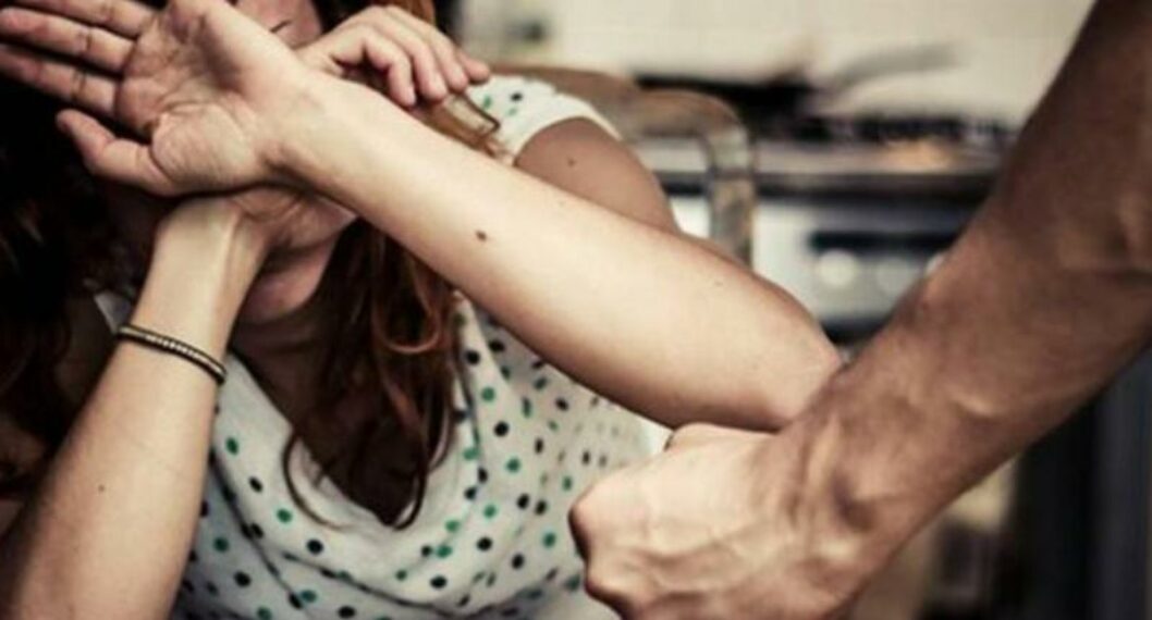 Macabro: mujer fue obligada por su esposo a marcarse la espalda con hierro