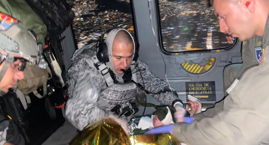 Un grupo de soldados de la Fuerza Aérea fueron médicos por un día y atendieron un parto dentro de un helicóptero.