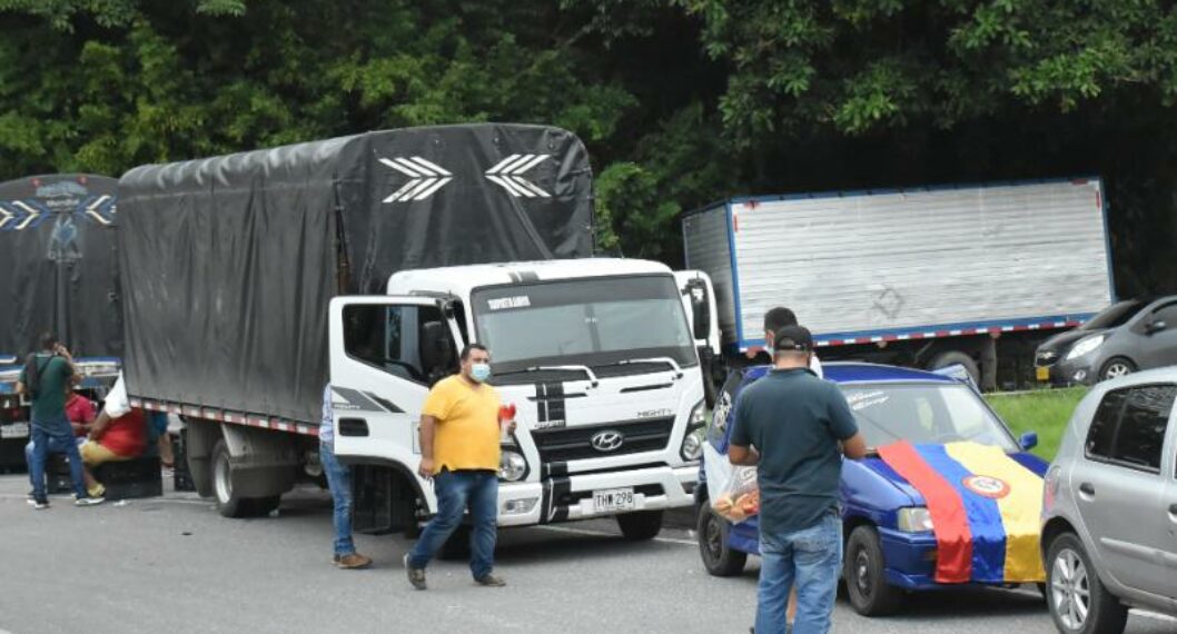 Millonario robo a camionero en plena vía al Tolima ¡Lo amordazaron y atracaron! 