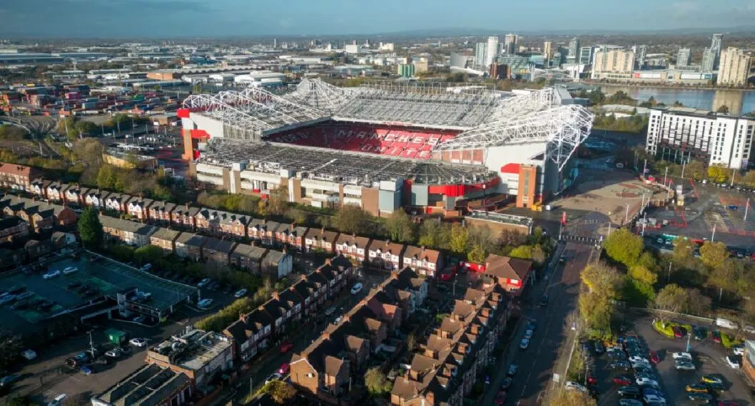 Foto de estadio Old Trafford a propósito oferta de compra de Apple a Manchester United