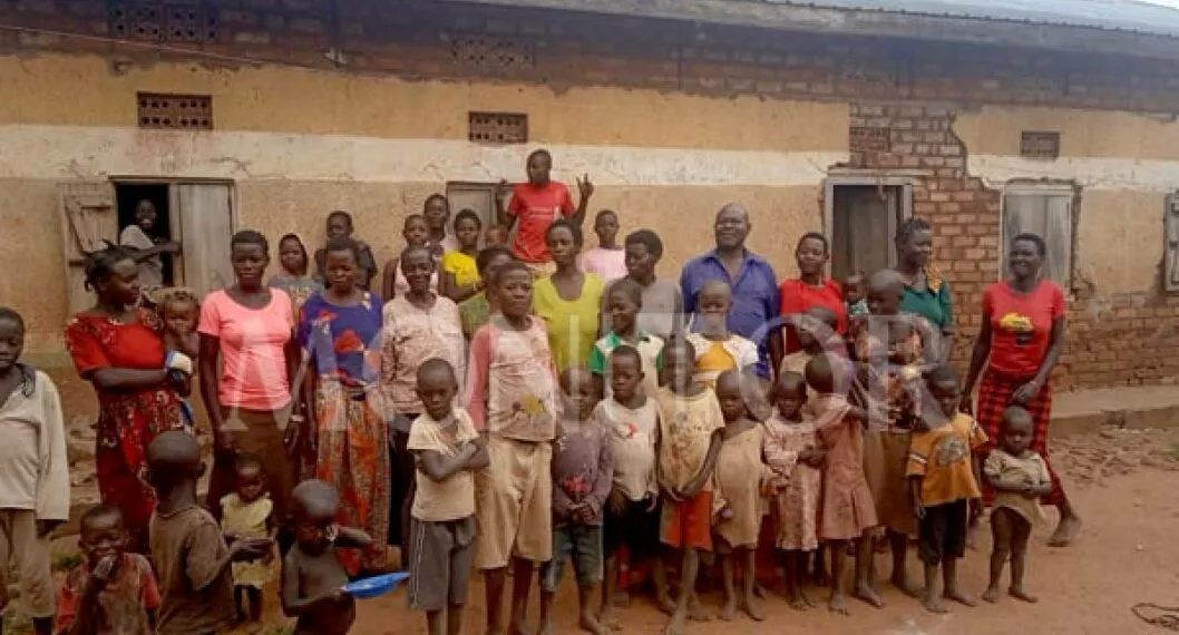 Foto de familia de hombre que tiene 102 hijos y 12 esposas, en Uganda