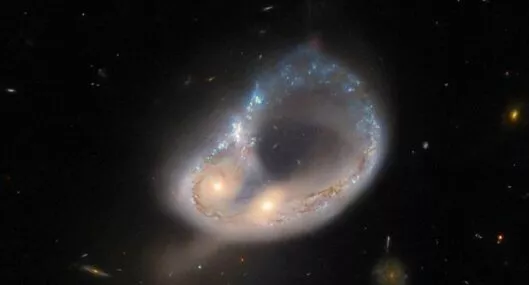 El telescopio espacial Hubble muestra el resultado de la colisión de dos galaxias