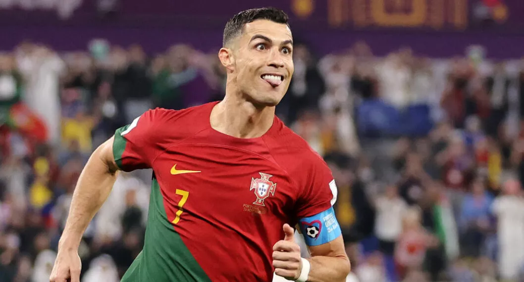 Cristiano Ronaldo come algo que saca de ropa interior en partido de Qatar 2022