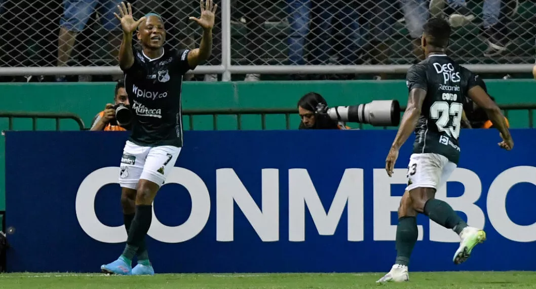 Jhon Vásques celebrando un gol en su estancia con Deportivo Cali.