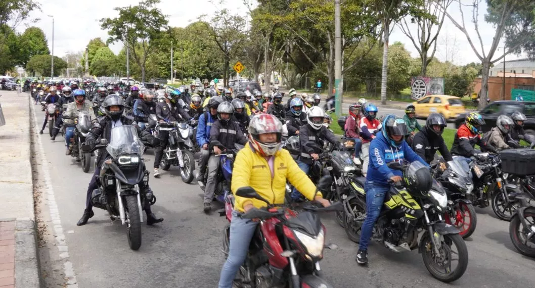 Motos AKT, populares en Colombia, se venderían en Venezuela.
