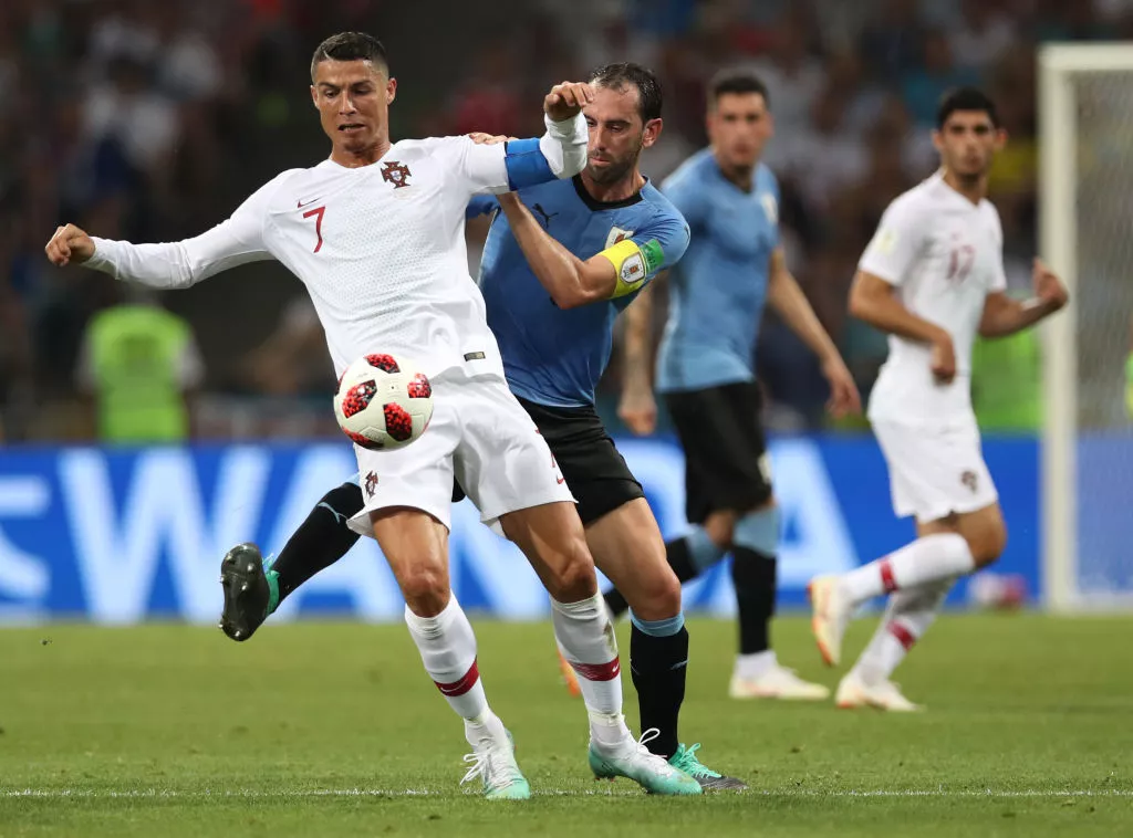 Cristiano Ronaldo y Diego Godín, en el partido entre Portugal y Uruguay de Rusia 2018, que se repetirá en el Mundial Qatar 2022.