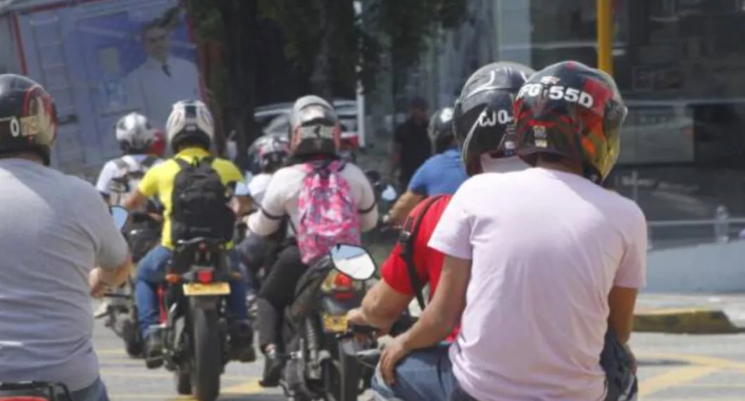 Seis delincuentes en cuatro motos robaron a toda una familia en Bogotá. Se les llevaron de todo: joyas, celulares y dinero en efectivo. 