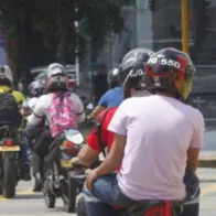 Seis delincuentes en cuatro motos robaron a toda una familia en Bogotá. Se les llevaron de todo: joyas, celulares y dinero en efectivo. 
