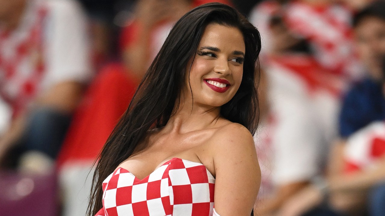 Hincha de Croacia en el Mundial Qatar 2022 que aparece en vestido corto.