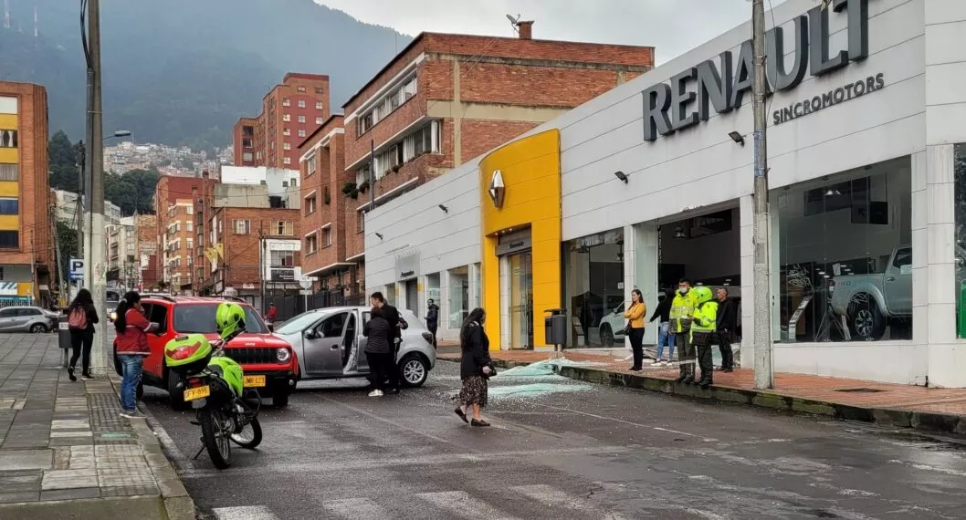 Conductor en Bogotá chocó su carro en concesionario.