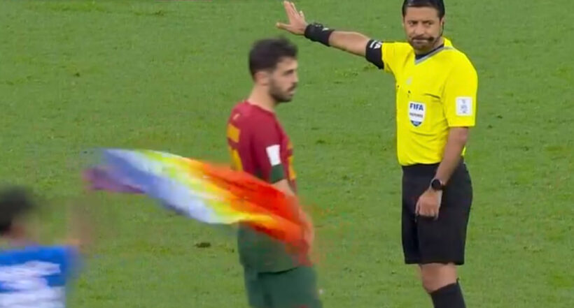 Hombre con bandera LGBTIQ+ invadió cancha en Catar durante el juego Portugal vs. Uruguay