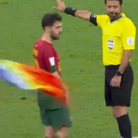 Hombre con bandera LGBTIQ+ invadió cancha en Catar durante el juego Portugal vs. Uruguay