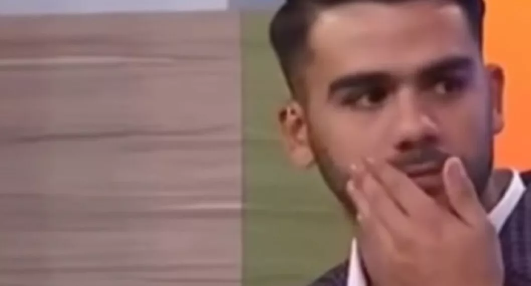 Carlos Adyan, presentador de ‘En Casa con Telemundo’, sufrió un desafortunado incidente cuando la carilla de su diente se cayó en vivo. 