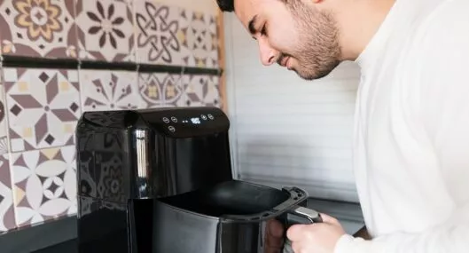 Conozca si es o no saludable cocinar en una freidora de aire, electrodoméstico que se ha puesto de moda en el último tiempo en los hogares.