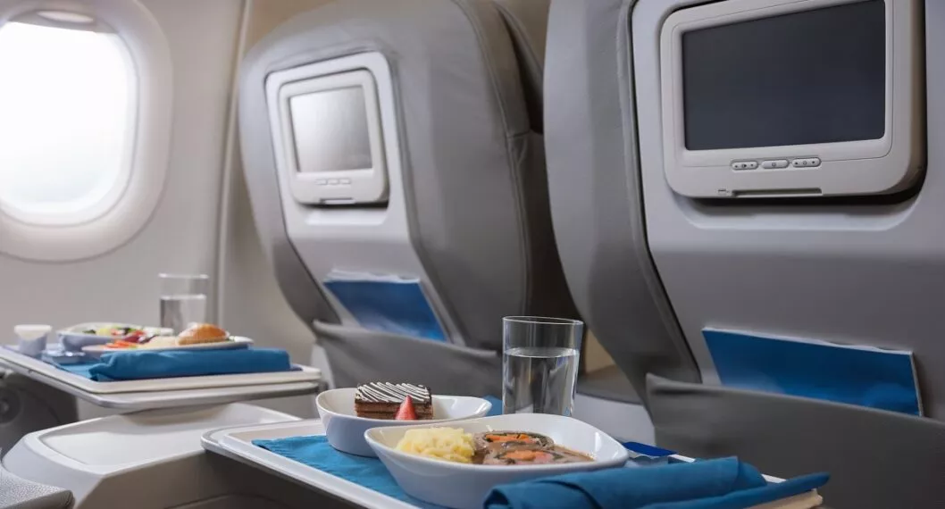 Alimentos y bebidas volverán a ofrecerse en aviones de Avianca.
