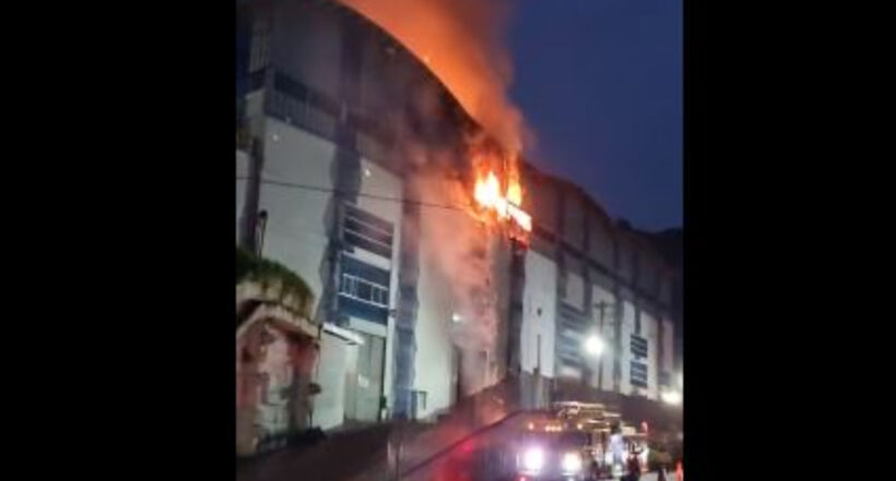 Un Voraz incendio consumió la estructura de una bodega de textiles en La Estrella, Antioquia. La emergencia se presentó a las 4:00 de la mañana. 