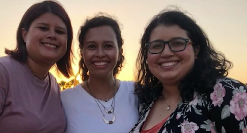 Foto de tres hermanadas colombianas adoptadas en EE. UU. y que encontraron a su mamá adoptiva