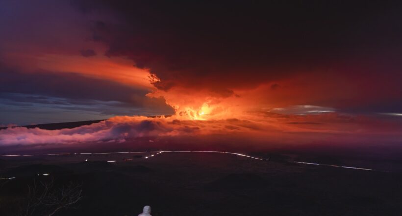 Mauna Loa, el volcán más grande del mundo que entró en erupción en Hawái  Video