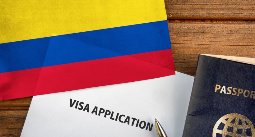 Visa application form, passport and flag of Colombia. Colombianos en Estados Unidos Gobierno Petro pide beneficios migratorios