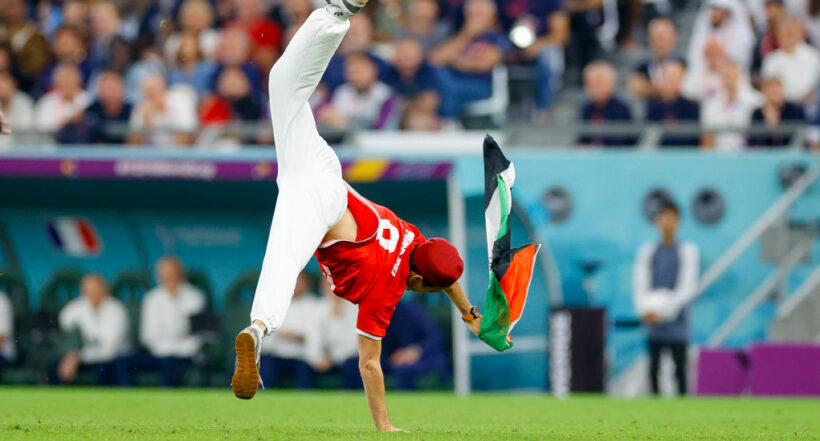 Hincha invade la cancha en partido Túnez vs. Francia con la bandera de Palestina durante el Mundial Qatar 2022.