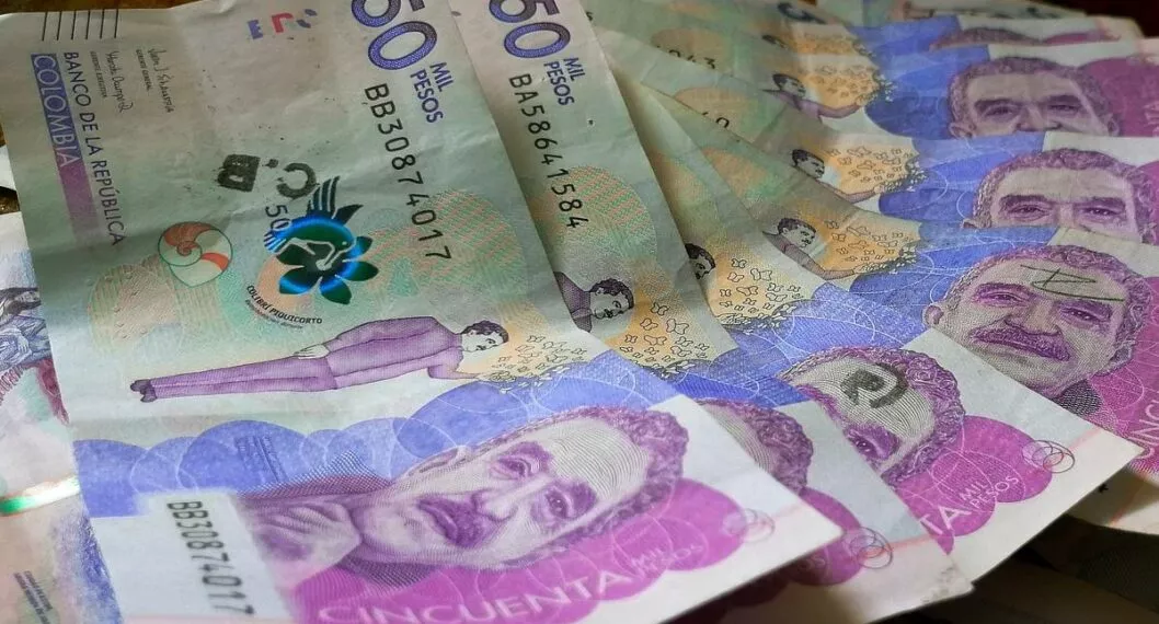 Foto de dinero colombiano a propósito de propuesta de Miguel Uribe de bajar el IVA