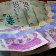 Foto de dinero colombiano a propósito de propuesta de Miguel Uribe de bajar el IVA