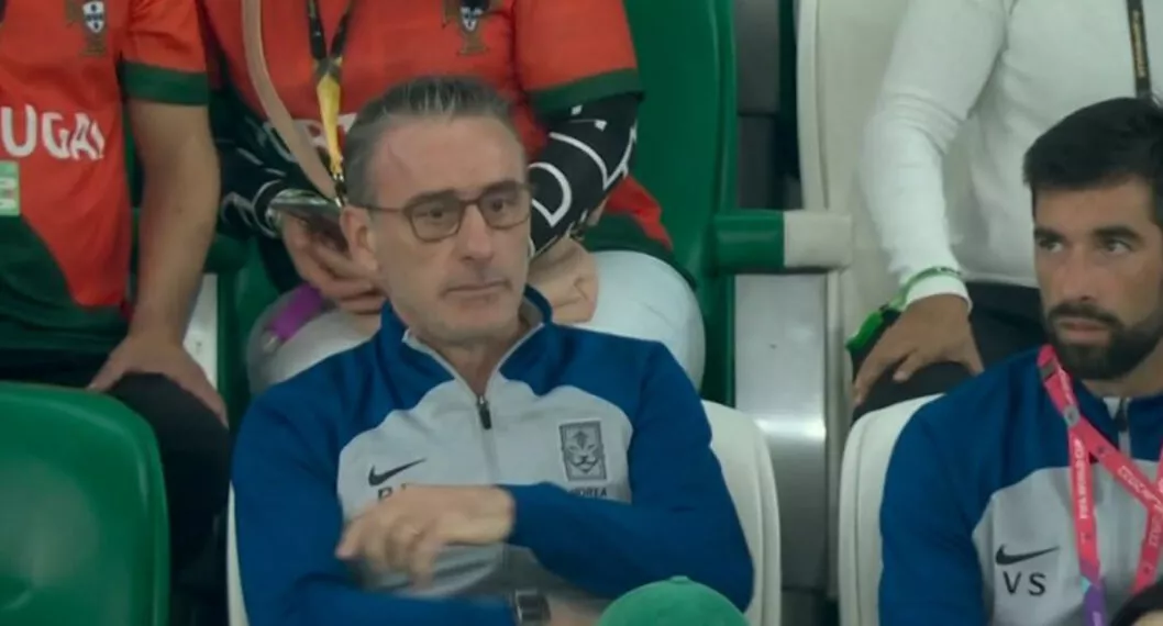 Técnico de Corea del Sur vio el partido vs. Portugal en la tribuna y peleó con un hincha que le pidió que se acomodara para ver el partido tranquilo. 
