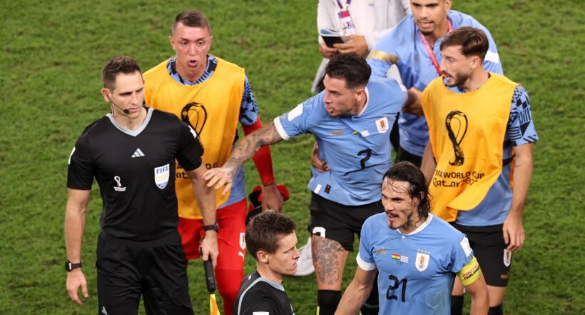 Selección de Uruguay reclamando a árbitro, en nota sobre comentarista que dijo que robaron al equipo