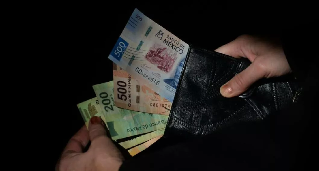 Foto de dinero mexicano que representa el aguinaldo en México 2022
