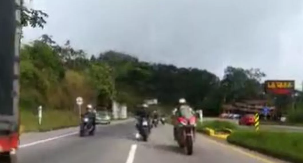 Irresponsable motero atropelló a ciclista en la vía Bogotá-Villeta con imprudente maniobra cuando iba con exceso de velocidad. 