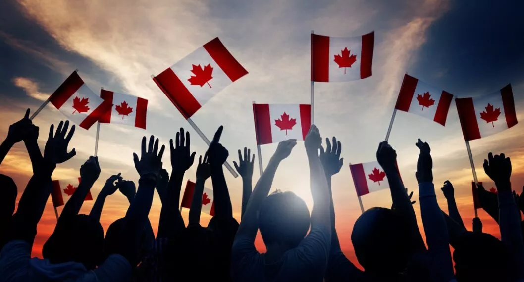 Personas con bandera de Canadá, en nota sobre ocupaciones elegibles para residencia permanente