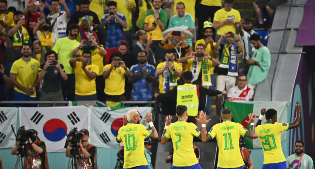 En juego de Brasil vs. Corea del Sur rinden homenaje a Pelé por su estado de salud.