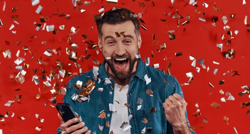 Hombre celebrando, en nota de que cayó el premio más grande de Lotería de Medellín