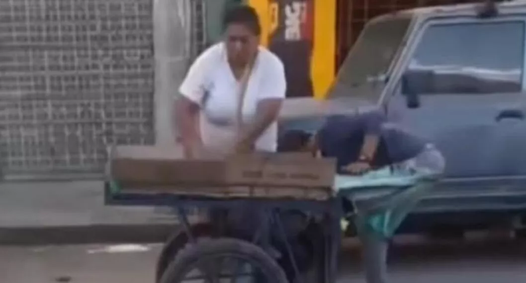 Mujer dañó puesto de vendedor de verduras porque supuestamente el dueño le debe 10.000 pesos. El reprochable acto quedó registrado en un video. 