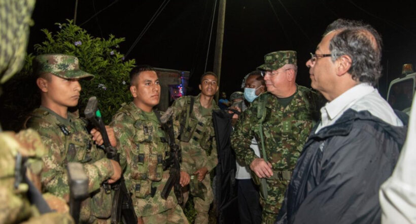 El presidente Gustavo Petro disminuirá los soldados regulares y aumentará los profesionales en Cauca, luego del ataque contra una base militar. 